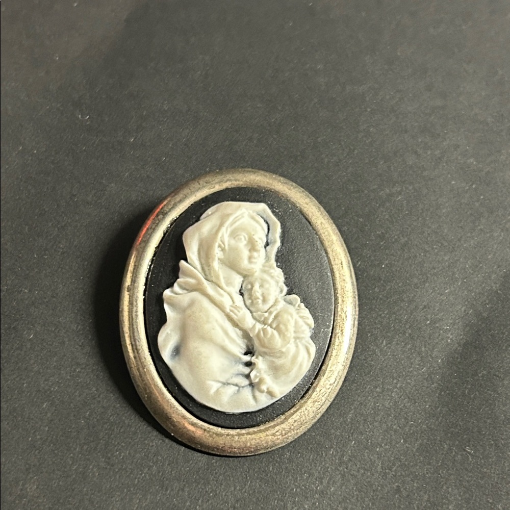 3 D Madonna‎ & Child Cameo Brooch in Black and Cream